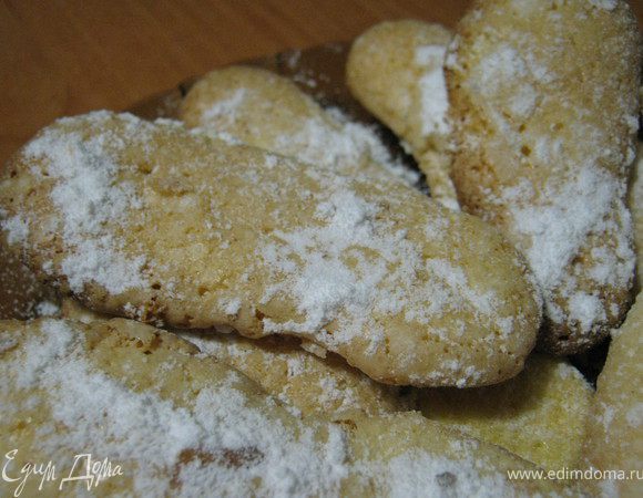 Готовые савоярди снимите с противня лопаткой и остудите. Если бисквиты получаются недостаточно сухими, можно позже подсушить их в теплой духовке, хотя обычно достаточно оставить их на ночь на столе.