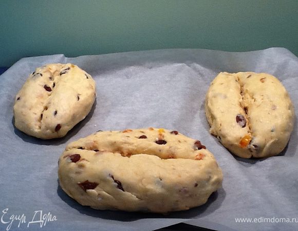 Вмешать сначала орехи, затем цукаты и в конце сухофрукты, слегка присыпанные мукой.Cформировать кексы.