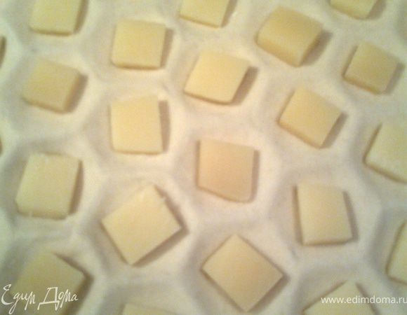 Выкладываем наши сырные кубики и слегка вдавливаем.