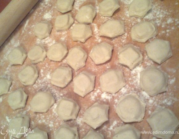 Переворачиваем решётку и вытряхиваем пельмешки.Можно слепить и вручную(я специально показала несколько штучек)