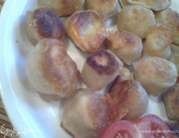 Готовый результат!Подавать,как и любые пельмени-со сметаной или с чем любите!Мы всегда едим с овощами...