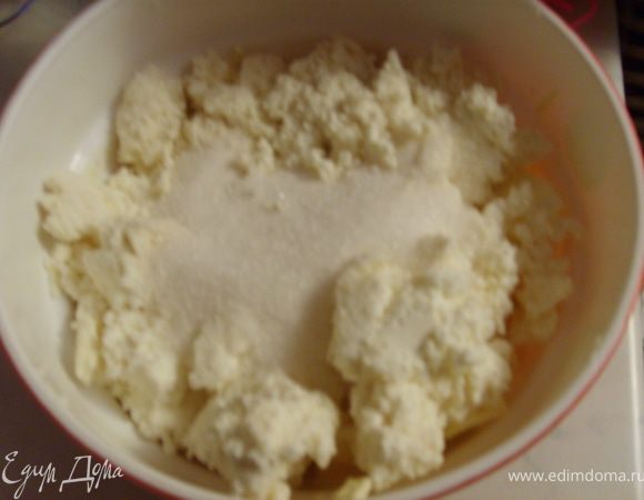 За день до выпечки или за 2 дня  приготовим наше чудо-тесто. Для этого с помощью миксера на низкой скорости перемешать масло, творог и сахар. Масло у меня было прям с холодильника, поэтому я его просто натерла на терке. В итоге получится масса, по консистенции напоминающая творожный крем. Добавить предварительно просеянную муку  и перемешивать до образования однородного и очень мягкого теста. Далее выложить тесто на рабочую поверхность, щедро посыпанный мукой, замесить мягкое тесто. Тесто очень легко смешивается, собирается, похоже на тесто для кишей, если вы имели возможность работать с таким тестом, то вы поймете, что это все легко. 