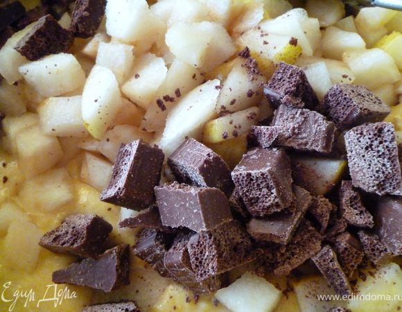 А за это время груши очистить от кожуры и нарезать кубиком,шоколад поломать на дольки и нарезать на небольшие кусочки,добавить к тесту.