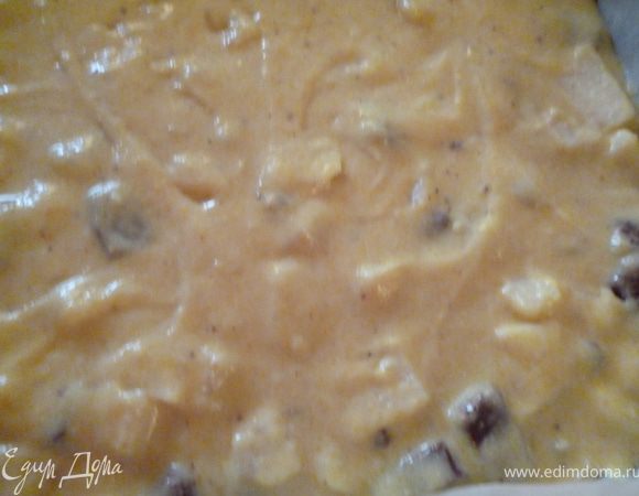 Перемешать ложкой и выложить в форму,выстланную пергаментом,смазанным маргарином и посыпанным манкой.Выпекать при 180градусах 35-40минут(до сухой спички).Готовый пирог остудить,нарезать и украсить по желанию сахарной пудрой или шоколадной глазурью.Приятного вам чаепития!:)