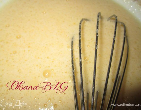 Яйца и сахар взбить.