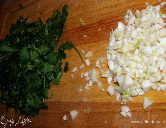 Кинзу и чеснок мелко порубим. Из лайма выжмем сок