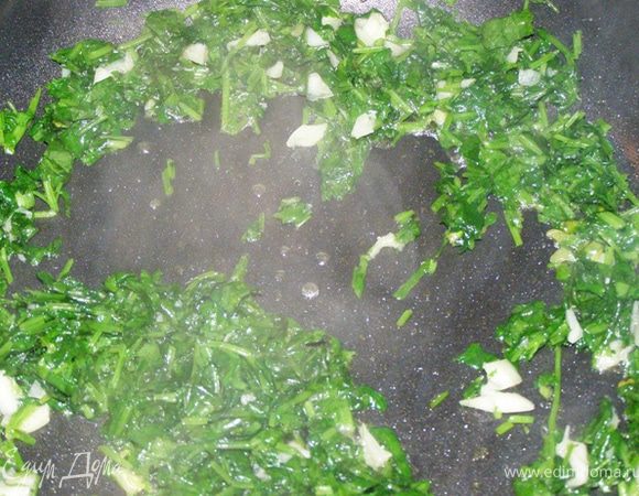 На раскаленном масле обжарим половину чеснока, добавим 2/3 рубленной кинзы