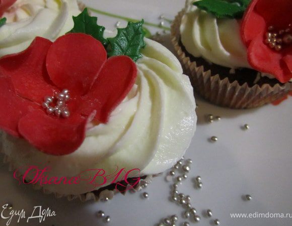 Украсить по желанию. В моем варианте, взбитая сметана с сахаром и цветочки из мастики.