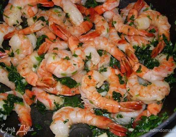 Выложим в ароматную зелень креветки и будем тушить под закрытой крышкой на медленном огне минут пять. В процессе тушения добавим к креветкам сок лайма, коричневый сахар, соль, перец.