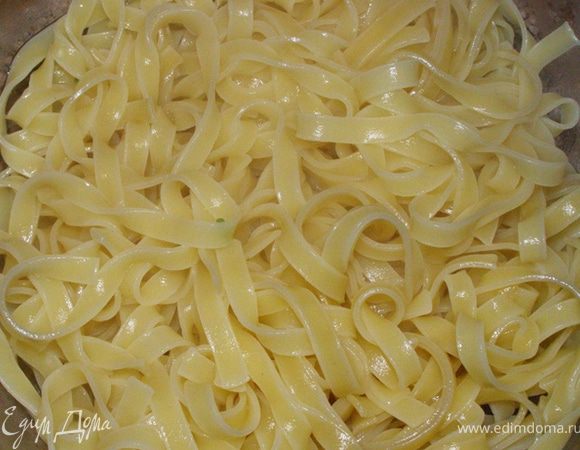 Пока креветки тушатся, сварим пасту, сольем воду, выложим в блюдо,