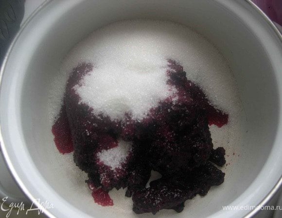 Крем: в блендере измельчите ягоды,добавив 0,5ст.сахара