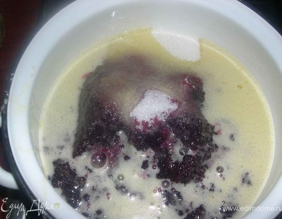 В отдельной посуде взбейте 0,5ст.сахара и яйца,до образования густой пены.Перелейте в ягодную массу,перемешайте.