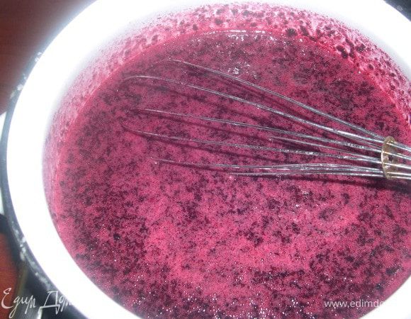 Перелейте массу в кастрюлю,поставьте на маленький огонь,и постоянно помешивая,доведите до кипения(крем загустеет).