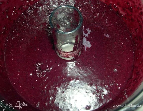 Снимите с огня,охладите,добавьте 150гр.масла,взбейте.