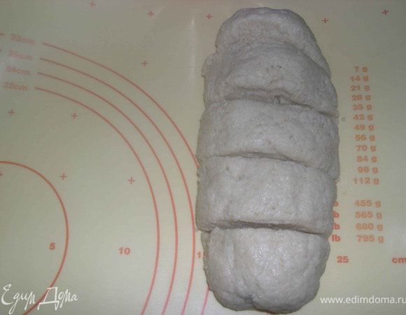 ТЕСТО: перемешайте муку с сахаром,содой и сметаной,замесите тесто.Разделить тесто на 5-6 равных частей.