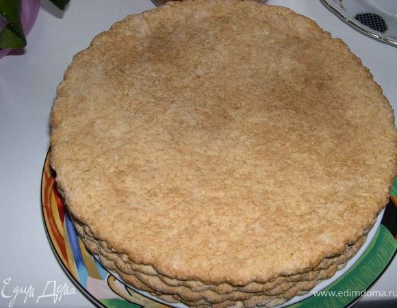 Поочередно раскатайте кусочки теста и выпекайте коржи при 180% около 10мин.каждый.