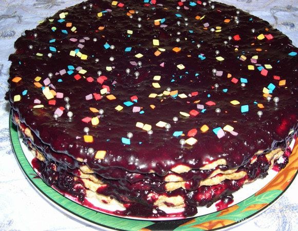 Сложите коржи друг на друга,промазывая каждый кремом.