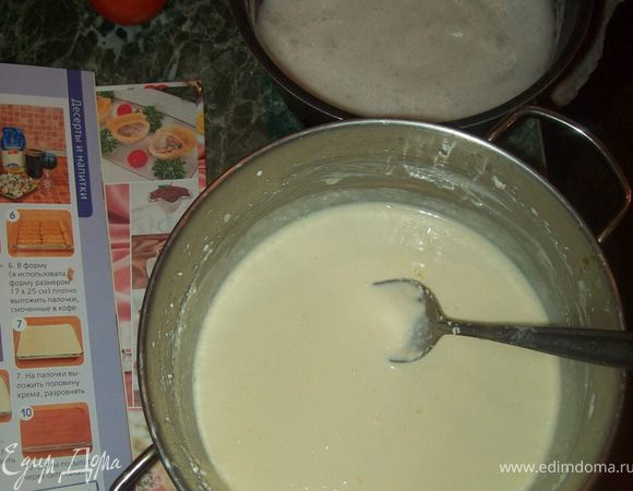 Отделить белки от желтков.
Желтки растереть с сахаром.

Добавить маскарпоне, перемешать лопаткой или ложкой.

Белки взбить в крепкую пену.

Добавить белки в желтково-сырную массу, аккуратно перемешать.

