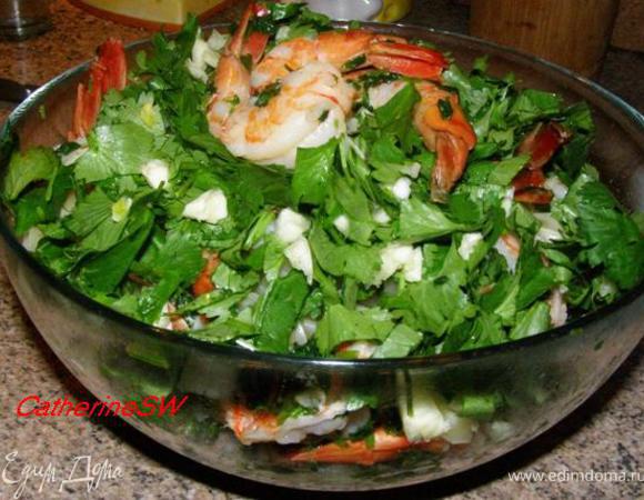 сверху выложим креветки с зеленью, перемешаем. Готовое блюдо засыпаем остатками рубленной кинзы и чеснока. Можно кушать)) 