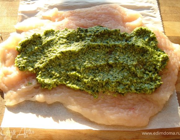 Из всех ингредиентов приготовить густой соус "песто".Смазать этим соусом грудку и свернуть рулет.