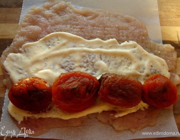 Очищенные фисташки вложить в чернослив,а чернослив-в курагу.Куриную грудку смазать смесью майонеза и горчицы,сверху выложить сухофрукты и свернуть грудку в рулет.