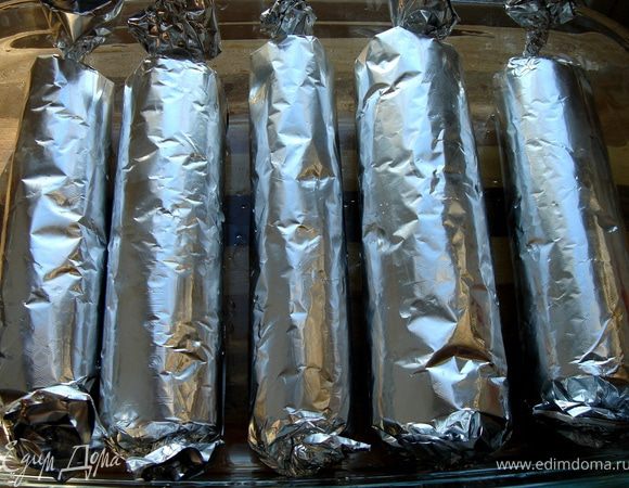 Каждый рулет упаковать сначала в пергамент,затем в фольгу и хорошо закрутить концы.Сложить рулетики в форму или на противень и выпекать при t180*С около 30 минут.Готовые рулеты остудить,нарезать широкими ломтиками.Подавать с соусами(клюквенным,ткемали и т.д.)Приятного аппетита!