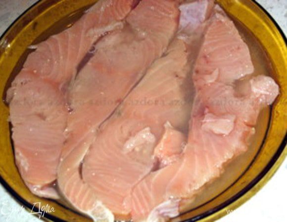 Филе лосося,нарезать на кусочки и смочить лимонным соком.