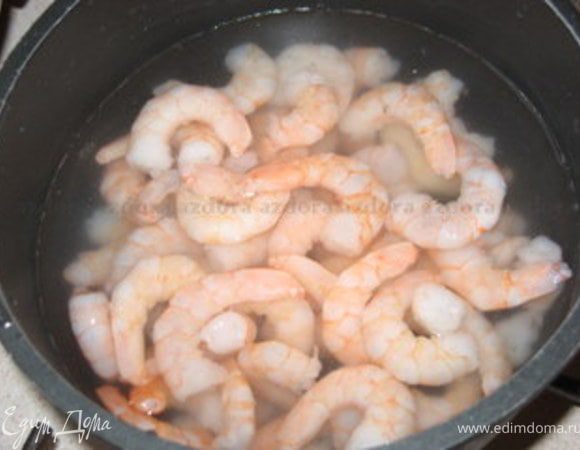 Креветки опустить в холодную воду и довести до кипения.