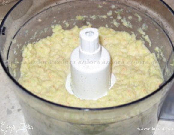 В блендере перемолоть листью савойской капусты с креветками, 100 мл сливок , одним  яичным белком и щепоткой соли.Крем готов.