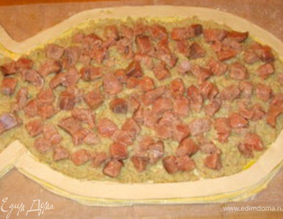 На рыбку выложить половину крема из капусты и креветок. Сверху на крем - ломтики лосося. Посолить,поперчить и покрыть оставшимся кремом.