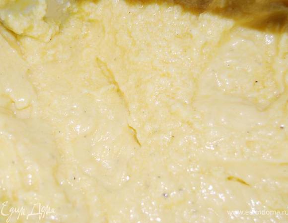 Взбить яйца,сахар,ваниль и размягченное масло. Добавить цедру.