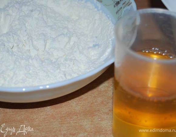 Затем постепенно порциями ввести мучную смесь и вино, чередуя их, приблизительно в четыре захода.