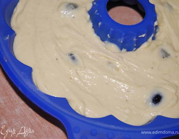 Выпекать в разогретой до 180 градусов духовке 40 минут. Если форма не силиконовая, смазать ее сливочным маслом и присыпать немного мукой и сахаром.