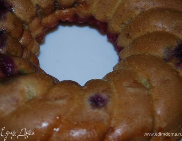 Остудить кекс в форме.