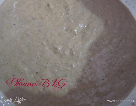 Шоколад натереть на терке. Муку, разрыхлитель перемешать, добавить шоколад. Перемешать все ингредиенты. Добавить 1/2 ст. кипятка.