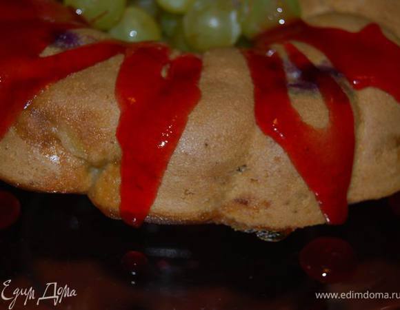 Сверху я полила кекс калиновым сиропом.