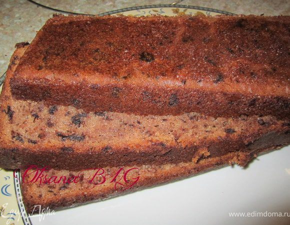 Охлажденный бисквит разрезать на три коржа.