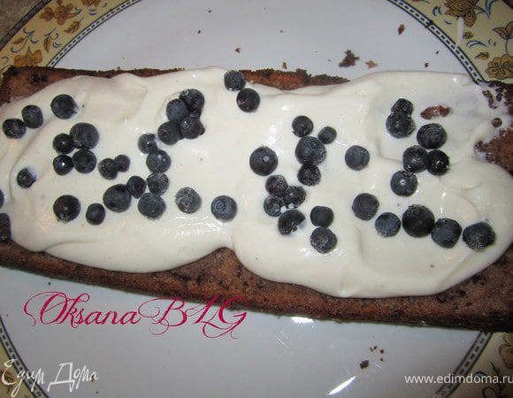 Сметану, сахар взбить. Добавить перетертый творог или творожный сыр. Перемешать. Перемазать коржи кремом добавляя чернику.