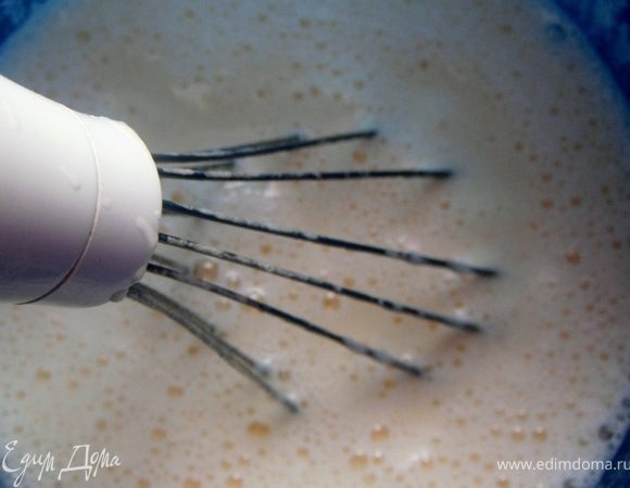 Взбить яйца с сахаром и оливковым маслом.