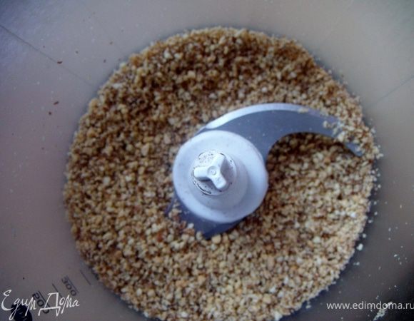 Измельчить миндаль и перемешать с мукой, разрхлителем и ванильным сахаром.