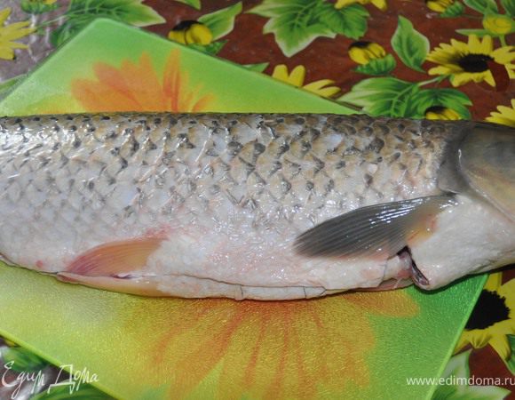 Рыбу помойте, почистите. Отрежьте голову — из нее можно сварить уху.