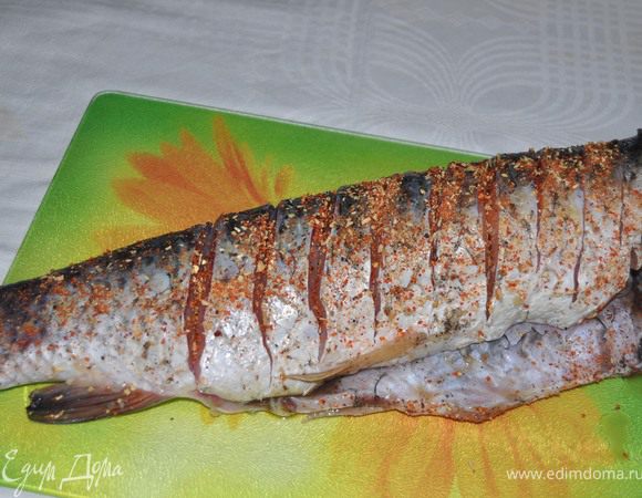 Сделайте надрезы на рыбе.