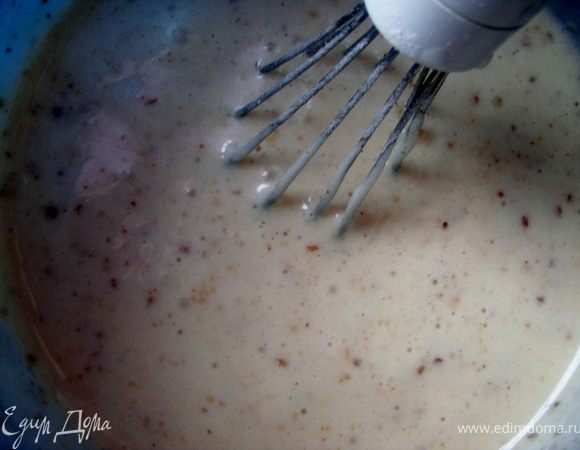 Добавить мучную смесь во взбитые яйца, осторожно перемешать.