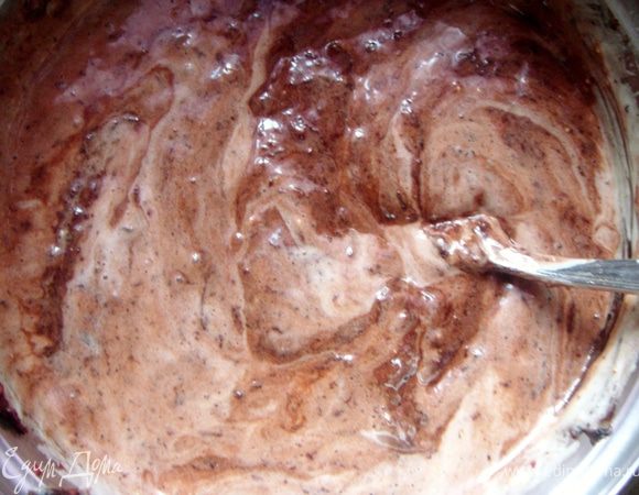 Добавить шоколад и тертую свеклу, еще раз перемешать.