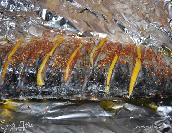 Лимон нарежьте дольками и положите в разрезы. Я еще добавила приправу для рыбы.