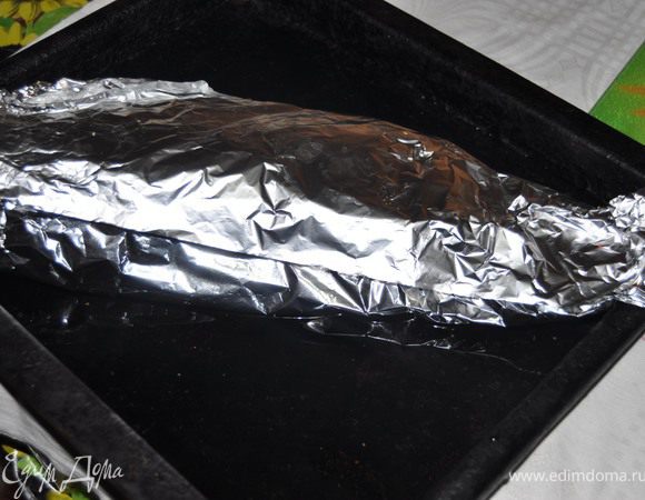 Рыбу заверните в фольгу. В противень налейте 1,5 стакана воды и положите рыбу. В разогретую духовку поместите противень. Запекайте около часа.