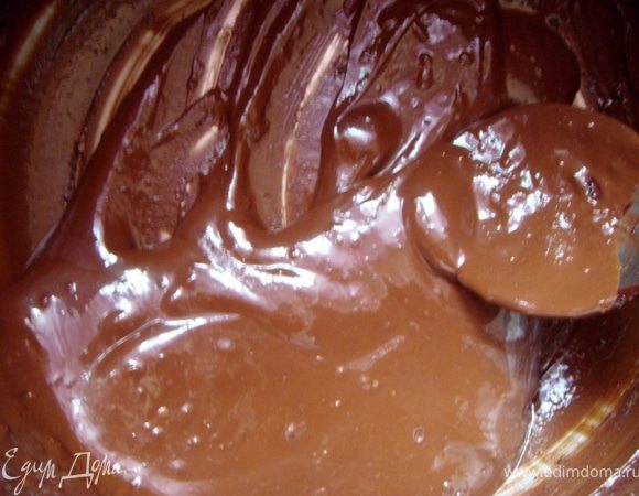 Приготовить глазурь: шоколад растопить на водяной бане, остудить до комнатной температуры. Сметану взбить с сахаром и перемешать с растопленным шоколадом. 