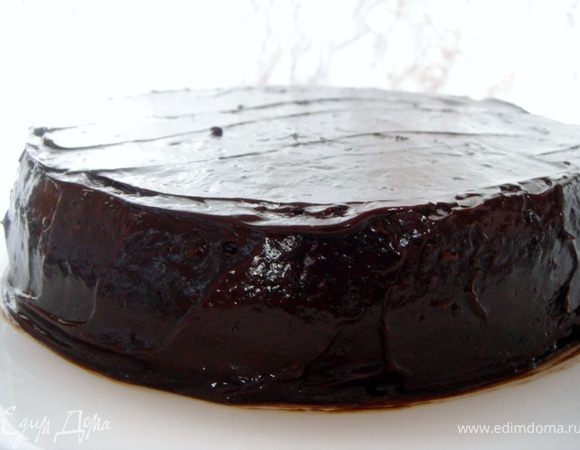 Обмазать корж сверху и по бокам, оставить на час для застывания глазури. Можно подавать! Мне торт больше понравился на второй день. Приятного аппетита!