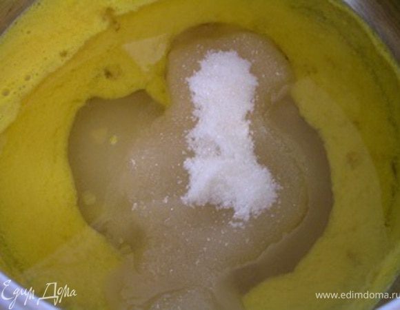 Приготовить бисквит. Для этого взбить миксером сок, сахар и масло.