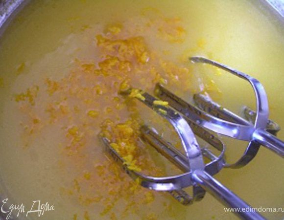 Продолжая взбивать, добавить винный уксус, соль, соду и цедру.